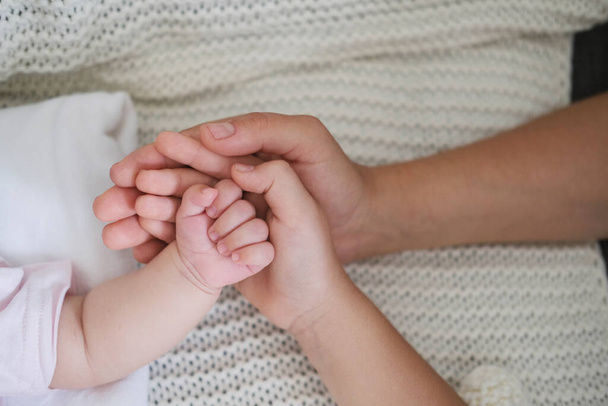 mão mães segurar pequenos bebês mão e daugthers mão. Família feliz - Foto, Imagem