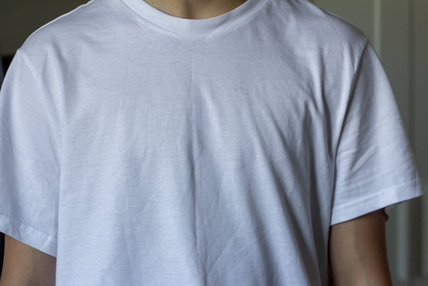 Молодой человек в чистой белой футболке, крупным планом - Фото, изображение