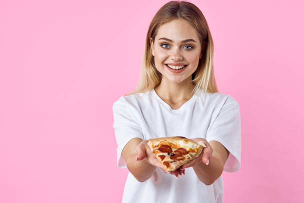 vidám csinos nő fehér pólóban pizzával - Fotó, kép
