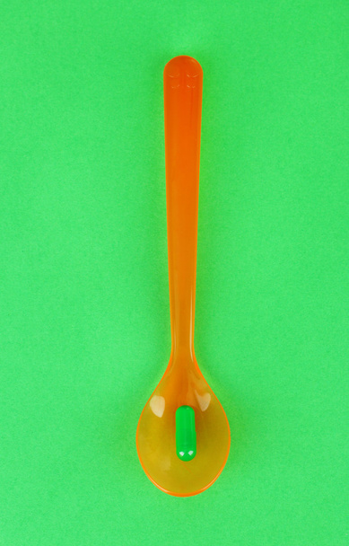 Plastic spoon with color pills - Foto, Imagem