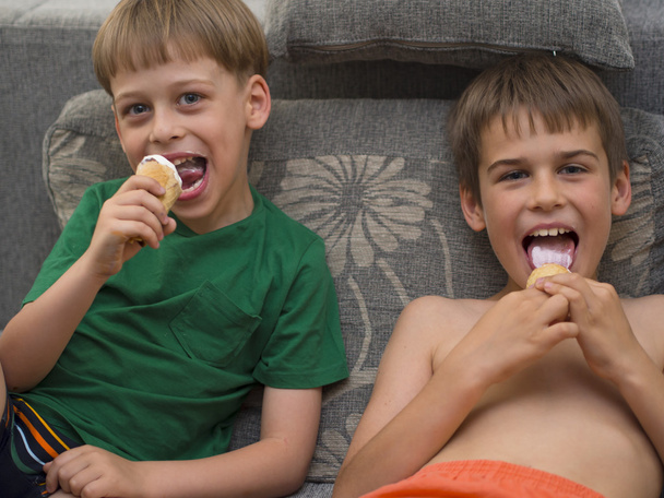 crianças comendo sorvete
 - Foto, Imagem
