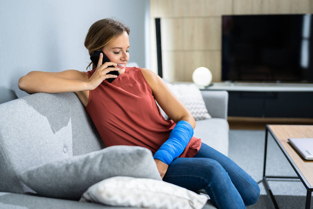 Mulher ferida conversando no telefone em casa após o acidente - Foto, Imagem
