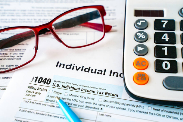 Κλείσιμο της ομοσπονδιακής φορολογικής δήλωσης εισοδήματος των Ηνωμένων Πολιτειών IRS 1040 έγγραφα - Φωτογραφία, εικόνα