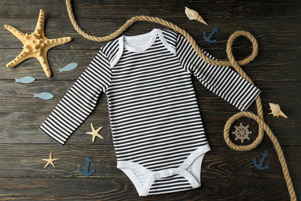 Conceito marinho de roupas de bebê no fundo de madeira. - Foto, Imagem