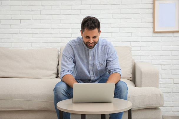Férfi használ laptop online vásárlás otthon - Fotó, kép