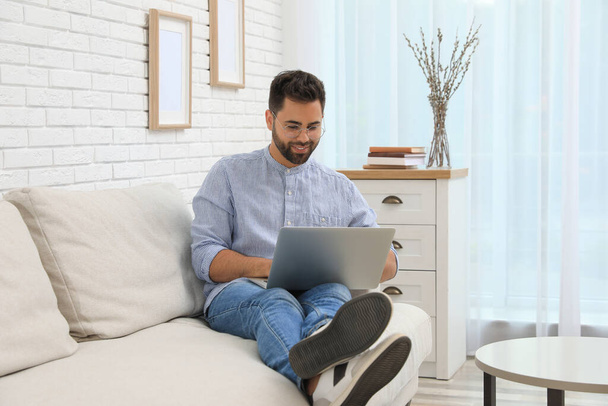 Man using laptop for online shopping at home - Foto, imagen