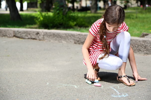 girl drawing with chalk - 写真・画像