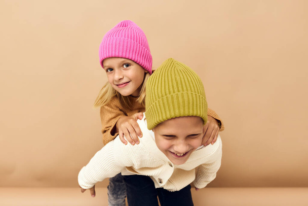 Kinder zusammen in bunten Hüten Spaß Freizeitkleidung isolierten Hintergrund - Foto, Bild