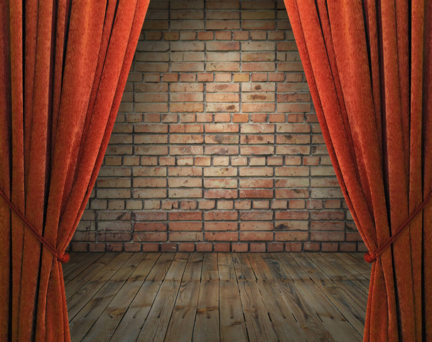 viejo interior con cortinas rojas, pared de ladrillo - Foto, imagen
