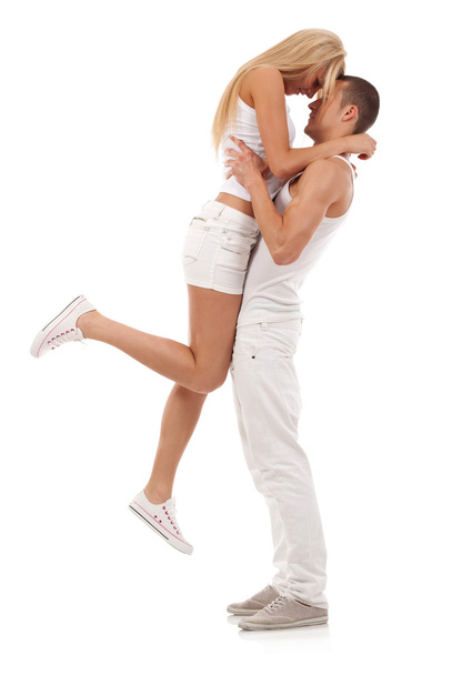 Homem segurando sua namorada no ar
 - Foto, Imagem