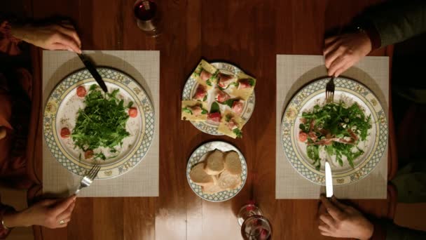 Régi pár romantikus vacsora finom ételek éttermi asztalnál. Top view élelmiszer - Felvétel, videó