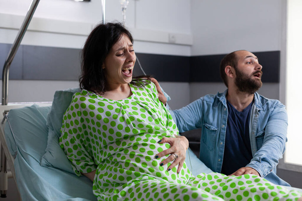 Casal caucasiano esperando bebê na cama de hospital - Foto, Imagem