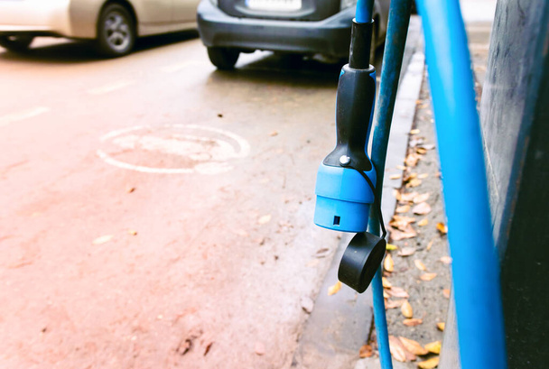 Close up de carro elétrico carga mangueira final vazio emobility estacionamento local para carro elétrico. - Foto, Imagem