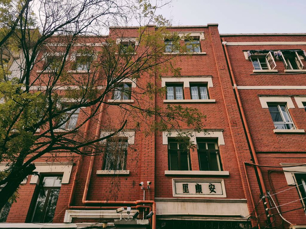 old house in the city - 写真・画像