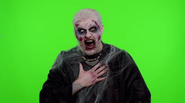 Halloween zumbi homem apontando dedo para a câmera, rindo em voz alta, provocando fazendo piada engraçada divertida - Foto, Imagem