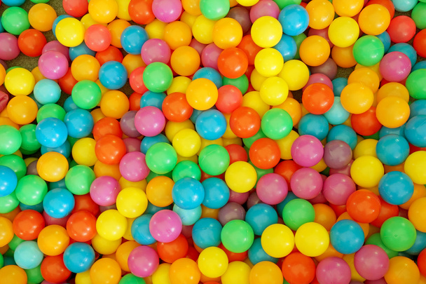 Muchas bolas de plástico de color para el fondo
 - Foto, Imagen