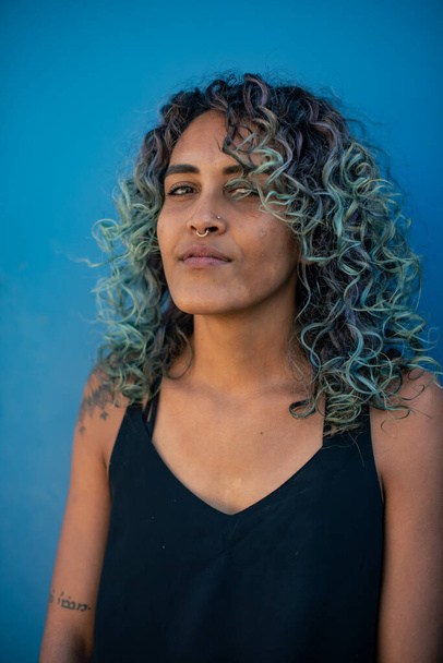 Retrato de mujer joven con el pelo colorido - Foto, imagen
