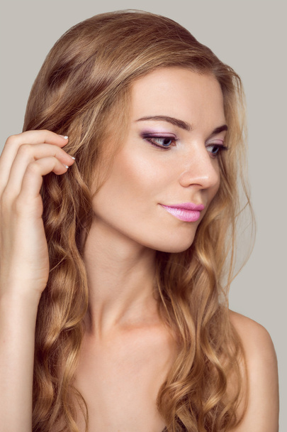  A beautiful young woman with a pink make up and long curly hair - Foto, Imagem