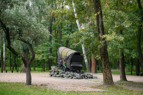 Pomnik Cygański wagon ku pamięci ofiar ludobójstwa Romów podczas II wojny światowej w Narodowym Miejscu Pamięci Historycznej Babyn Yar, Kijów, Ukraina wrzesień 2021 r.  - Zdjęcie, obraz
