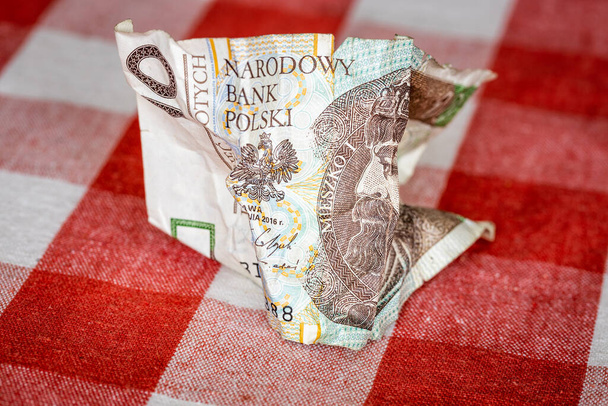 Zerknüllte und zerstörte 10 PLN polnische Währung, Das Konzept des niedrigen Geldwertes und der Preissteigerungen.  - Foto, Bild