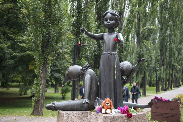 Monument kapotte pop en speelgoed ter nagedachtenis aan de kinderen die tijdens de Tweede Wereldoorlog in Babi Yar zijn geëxecuteerd in het Nationaal Historisch Memorial Babyn Yar, Kiev, Oekraïne september 2021  - Foto, afbeelding