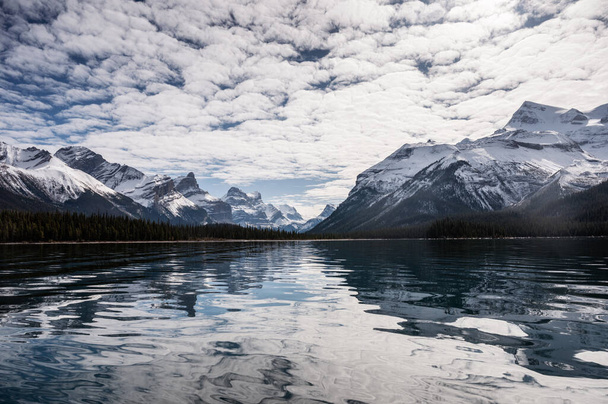 Vista de Rockies canadienses reflexión sobre el lago Maligne en el parque nacional Jasper, AB, Canadá - Foto, imagen