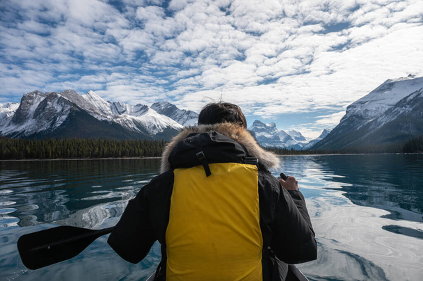 Путешественник каноэ с Канадскими Скалистыми Горами на озере Малинье в национальном парке Джаспер, AB, Канада - Фото, изображение