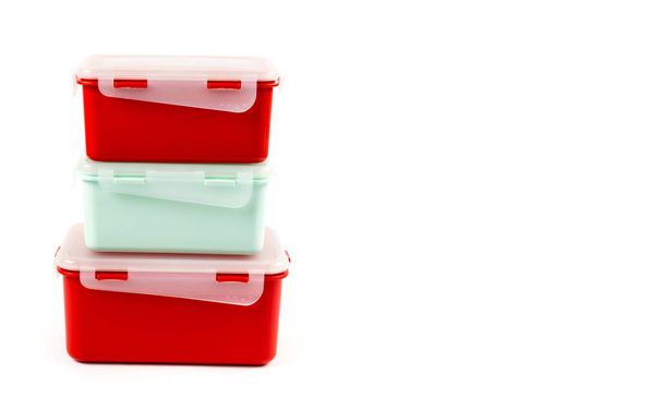 Un conjunto de envases de plástico multicolor para un fácil almacenamiento de alimentos y aliviar rápidamente el hambre. Aislado en blanco con lugar para texto. - Foto, imagen