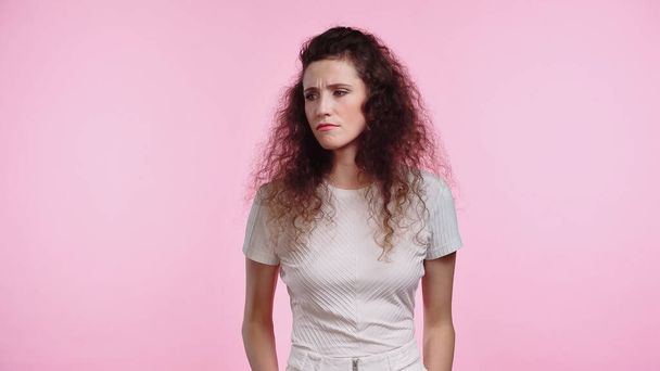 displeased young woman looking away isolated on pink  - Foto, immagini