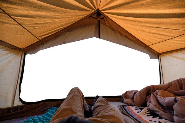 Viaggiatore uomo rilassante all'interno della tenda gialla e ingresso scena vuota in vacanza. Concetto campeggio e attività ricreative - Foto, immagini