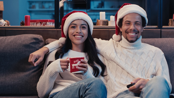 陽気なアフリカ系アメリカ人のカップルがクリスマスに映画を見て  - 写真・画像