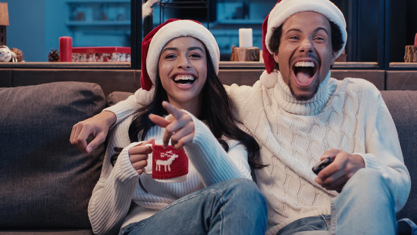 alegre africano americano pareja viendo comedia película en Navidad  - Foto, Imagen