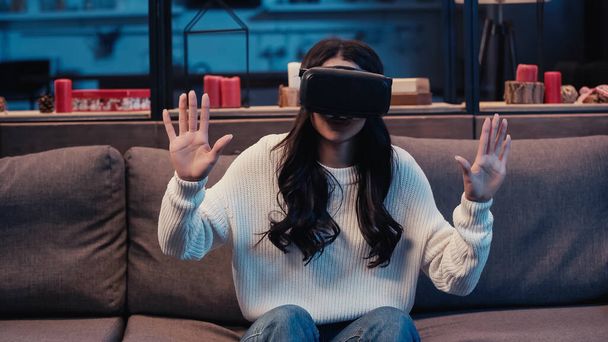 mujer afroamericana en casco de realidad virtual gestos en casa - Foto, Imagen