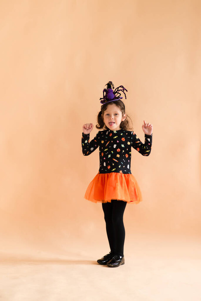 Happy girl dressed as a witch for Halloween - Foto, immagini