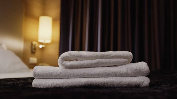 saubere und weiße Handtücher auf Hotelbett - Foto, Bild