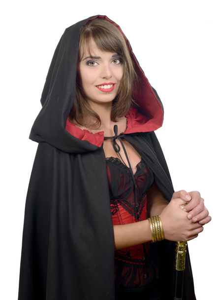 όμορφο κορίτσι, ντυμένοι με μια μαύρη κάπα για Απόκριες - Φωτογραφία, εικόνα