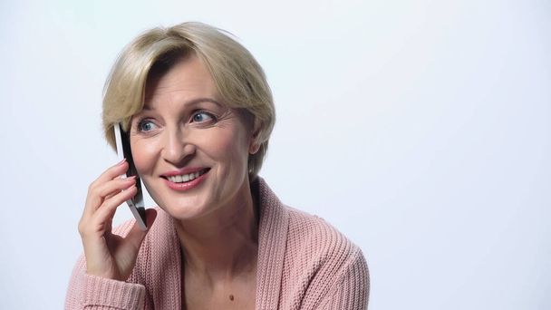 positiva donna di mezza età che chiama sul telefono cellulare isolato su bianco - Foto, immagini