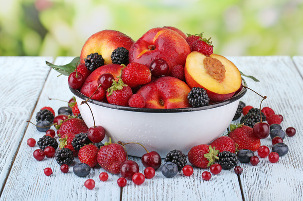 Peaches and berries in bowl - Φωτογραφία, εικόνα