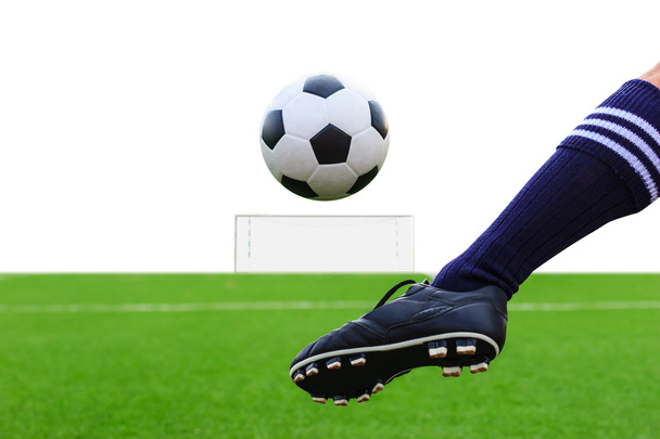 πόδι κλωτσώντας την μπάλα ποδοσφαίρου - Φωτογραφία, εικόνα