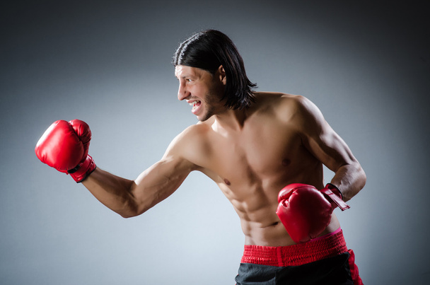 Боец боевых искусств на тренировке - Фото, изображение
