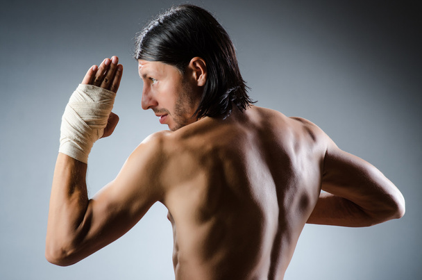 Experto en artes marciales desgarrado en entrenamiento - Foto, Imagen