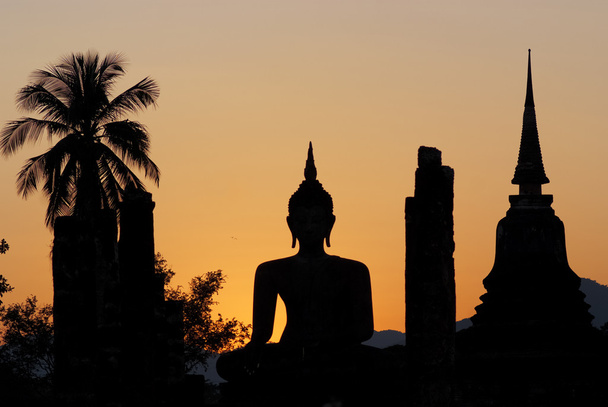 Silhouette de bouddha assis
 - Photo, image