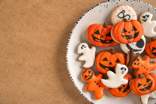 Deliziosi biscotti allo zenzero di diverse forme per Halloween si trovano su una superficie marrone. Primo piano. Copia spazio.  - Foto, immagini