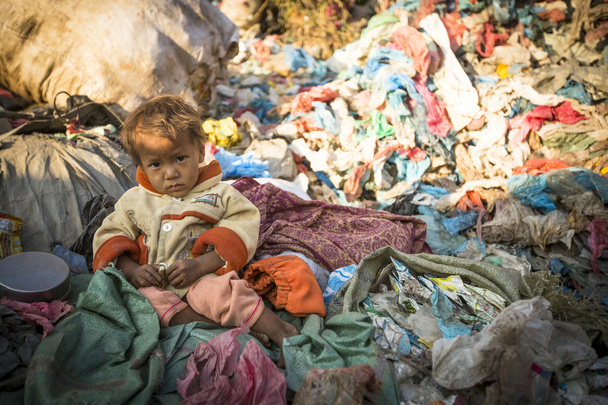Kind sitzt auf Müllkippe - Foto, Bild