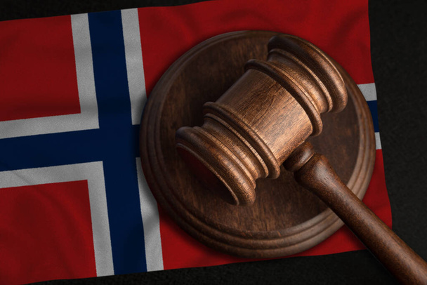 Sędzia Gavel i flaga Norwegii. Prawo i sprawiedliwość w Królestwie Norwegii. Naruszenie praw i wolności. - Zdjęcie, obraz