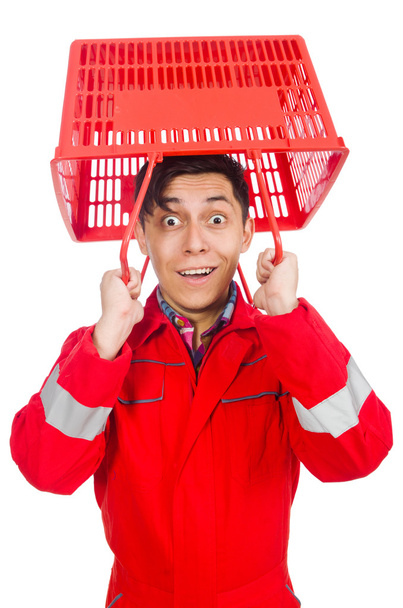 Homme en combinaison rouge avec chariot de supermarché - Photo, image