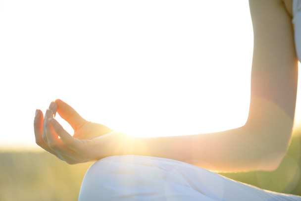 młoda kobieta piękne praktyki jogi na słonecznej łące - Zdjęcie, obraz