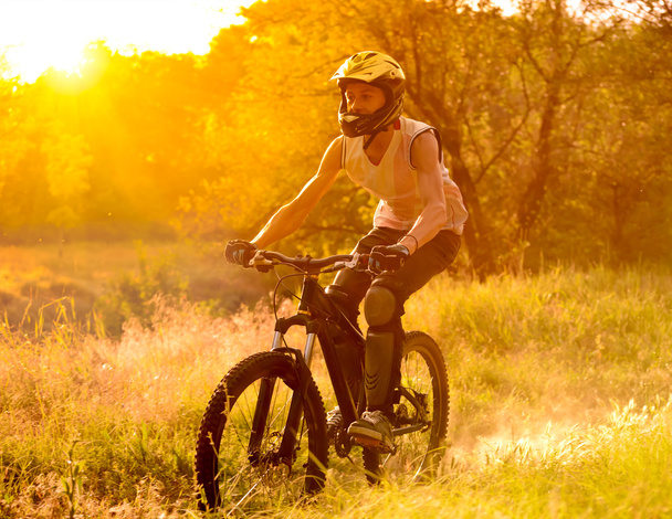 Cyclist Riding the Bike on Trail in the Summer Forest at Sunrise - Fotografie, Obrázek