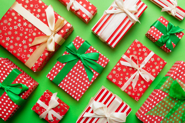 Много рождественских подарочных коробок в цветной бумаге украшены на столе, вид сверху крупным планом. Много подарков на Новый год. - Фото, изображение