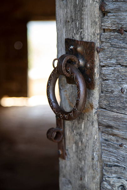 Detail einer alten mittelalterlichen Holztür - Foto, Bild